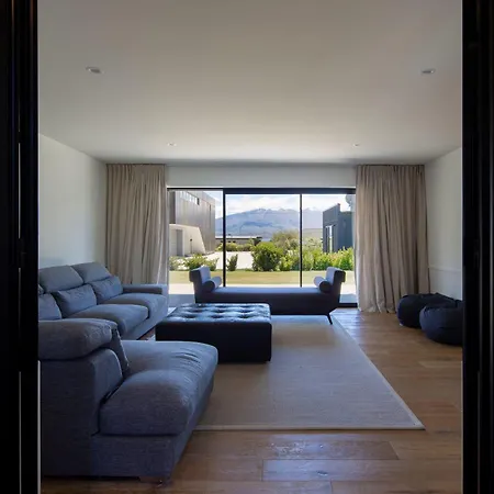 Waimaori Views Entire Home